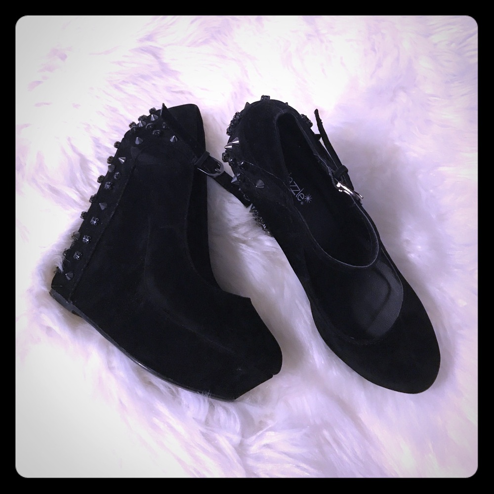 Stud wedge Heels 👠